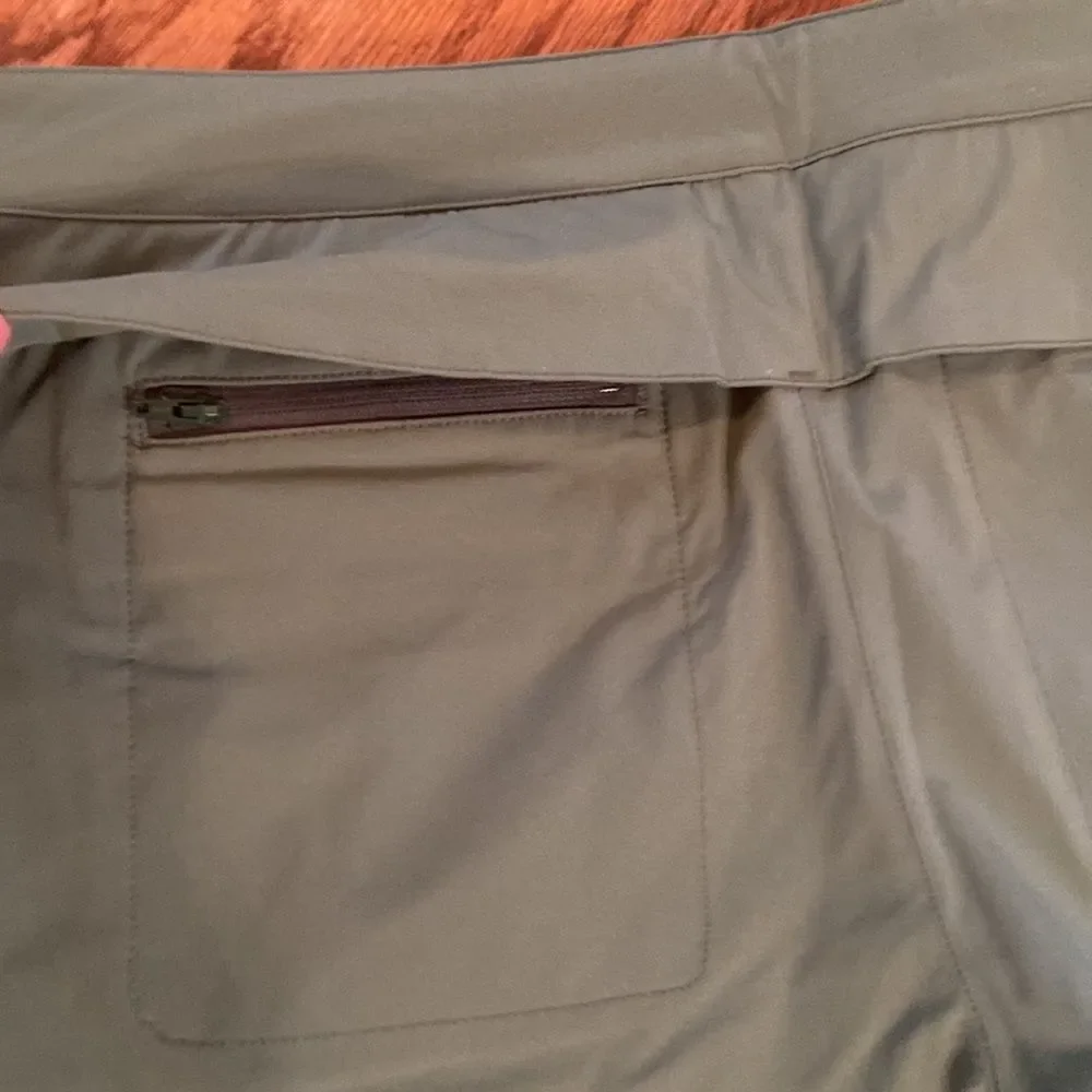 NWT Mountain Khakis green shorts 10 - water repellent, classic fit